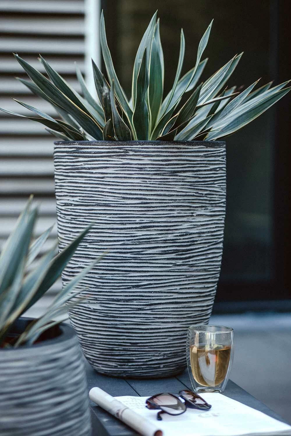 Capi Bloempot Nature Elegant Rib NL - D34 X H46cm - Antraciet 2 Capi Bloempot Nature Elegant Rib NL - D34 X H46cm - Antraciet - Afbeelding 2